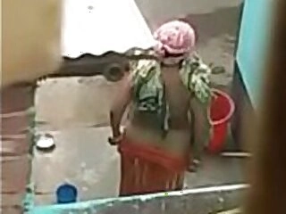 Curvaceous desi aunty takes bathtub in