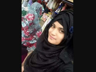 Lovely desi girl flaunts her kinks and