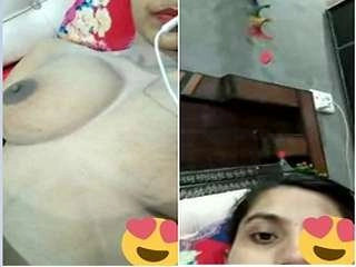 Super-naughty Indian babe flaunts her