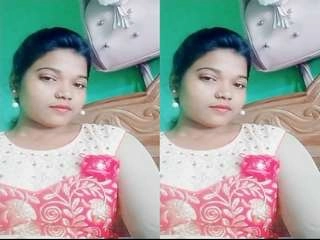 Indian amateur lady exposes her boobs