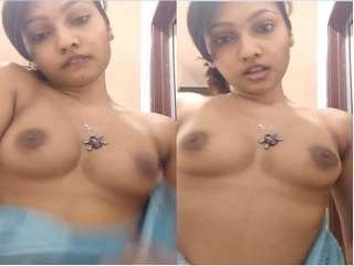 Desi Indian dame gets bare for cash: