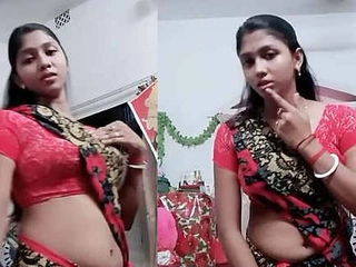 Round housewife flashes off her stomach