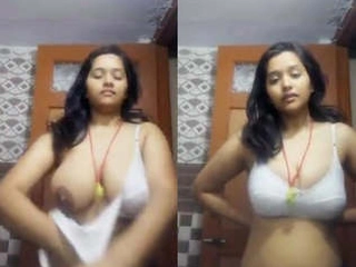 Indian dame reveals her funbags and