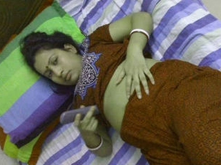 Indian wifey dresses up and pees in the